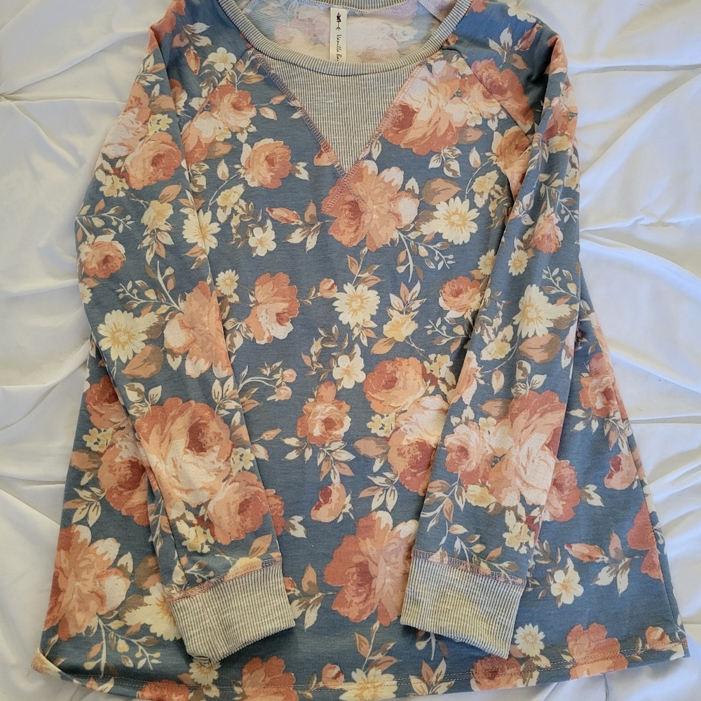 Floral Vanilla Bay Top. Size Medium. Blue and Pink.